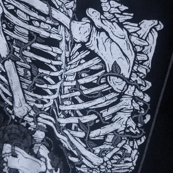 Skeleton love tee with rose vines in high contrast white grey and black - Picture 5 of 8
